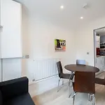 Cozy 2-Bedroom Flat In Battersea