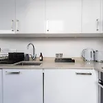 Elevated Elegance: 1Br 1Ba Flat In Wellmeadow Rd