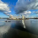 Very Large Ensuite Room With Wonderful View Over The River Thames In A Peaceful & Calm Residential Building - Shared Flat With 1 Host