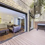 Kensington Luxurious Three Bedroom Apartment