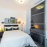 Kensington Luxurious Three Bedroom Apartment