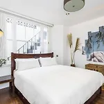 Kensington Luxurious Three Bedroom Apartment