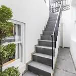 Kensington Luxurious Three Bedroom Apartment