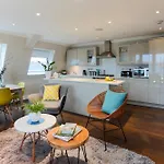 Madison Hill - White Hill House 5 - 3 Bedroom Flat