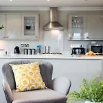 Madison Hill - White Hill House 5 - 3 Bedroom Flat