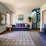 8 Ravenscourt Gardens