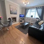 Croydon Apartment With Parking