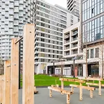 Elegant And Modern Apartments In Canary Wharf Right Next To Thames