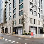 Elegant And Modern Apartments In Canary Wharf Right Next To Thames