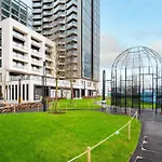 Elegant And Modern Apartments In Canary Wharf Right Next To Thames