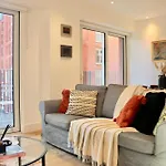 Luxury 2 Bed Apartment Vauxhall, Balcony, Sleeps 4, Central London - Open For Business Stays, Long Stays, Families Relocating