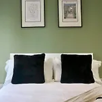 Luxury 2 Bed Apartment Vauxhall, Balcony, Sleeps 4, Central London - Open For Business Stays, Long Stays, Families Relocating