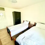 Comfy Two Bedroom Apartment Edgeware Road In Central London