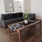 Luxury River View Canary Wharf Apartment