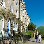 8 Ravenscourt Gardens