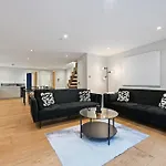 Stunning 2 Bed Basement Flat In Hammersmith