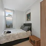 Large 2 Bed Apart Suite Acton Park Chiswick