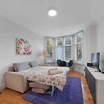 Large 2 Bed Apart Suite Acton Park Chiswick