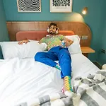 Shepherds Bush - Your Apartment