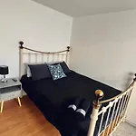 Entire 2 Bedroom House In Hackney