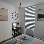 Tower Bridge Spacious King Bedroom With Extra Large Windows