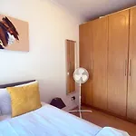 Uk Chaps Retreat: 2 Bedroom - 2Bathroom Apartment