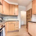 Charming Pitshanger Apartment
