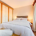 Charming Pitshanger Apartment