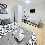 Three Bed Flat In Mile End