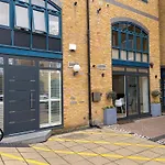Chic & Cozy Flat In Sw London, Perfect Location!