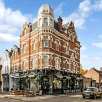 Pass The Keys Ealing Queen Of The Suburbs 2Bd Apartment