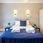 Large 1 Bedroom In Center Of London 3