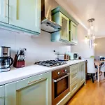 Large 1 Bedroom In Center Of London 3
