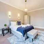 Large 1 Bedroom In Center Of London 3
