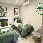 Aisiki Stays Apartments At Enfield, Airconditioned & Pet-Friendly Ground Floor 3 Bedrooms & 2 Bathrooms Flat With King Or Twin Beds With Garden And Free Wi-Fi & Parking