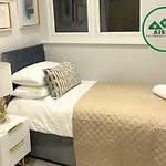 Aisiki Stays Apartments At Enfield, Airconditioned & Pet-Friendly Ground Floor 3 Bedrooms & 2 Bathrooms Flat With King Or Twin Beds With Garden And Free Wi-Fi & Parking