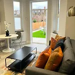 Aisiki Stays Apartments At Enfield, Airconditioned & Pet-Friendly Ground Floor 3 Bedrooms & 2 Bathrooms Flat With King Or Twin Beds With Garden And Free Wi-Fi & Parking