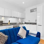 Modern One Bedroom Flat - Near Heathrow, Windsor Castle, Thorpe Park - Staines London Tw18