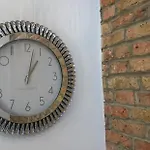 Beautiful London Home Sleeps 6, 2 Minutes To Metro