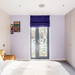King Beds Apartment With En-Suite, Private Balcony And Elevator By Iconic Portobello Market