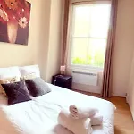 Uk Chaps Retreat: Balcony Apartment