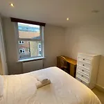 Gorgeous Hammersmith Home. Sleeps 6. Tube 5 Mins!
