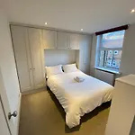 Gorgeous Hammersmith Home. Sleeps 6. Tube 5 Mins!