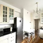 Spacious 2-Bed House 20 Mins From Central London