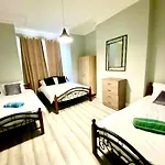 One Bedroom Ground Floor Flat In Central London