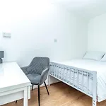 Bright Guest House In Hackney