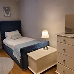 Three Bedroom Apartment By Beautiful Park