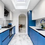 Luxurious 2 Bedroom Flat With Parking And Garden, 5 Mins Walk To Train Station And Bus Stop Opposite Property