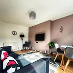 Tom Place In Mile End - 2 Double Beds, 1 Bunk Bed, Max 6, Spacious, Ideal For Families