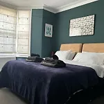 London 2 Bedrooms With Private Garden Apartment Walking Distance To Underground Ideal For Families